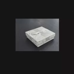 SZÜRKE PÖTTYÖS DÍSZDOBOZ 10X10X3CM